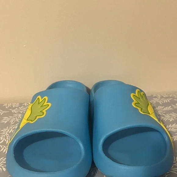 Women’s Squishmallows Maui the Pineapple Casual Molded Slide Sandal Size 11 / 12 - Picture 5 of 7